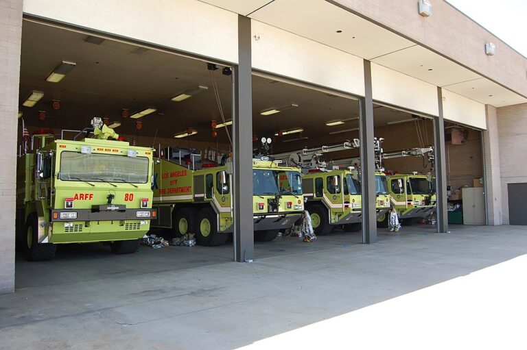 arff aircraft rescue fire fighter (4594191144)